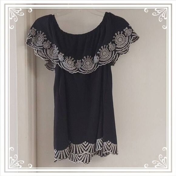 NWOT~FEVER Black & White Trim Off Shoulder Ruffled Neck Top Sz Large - Picture 3 of 3